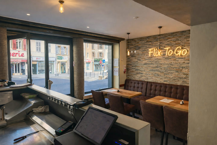 Notre salle chaleureuse — banquettes en cuir et ambiance lumineuse