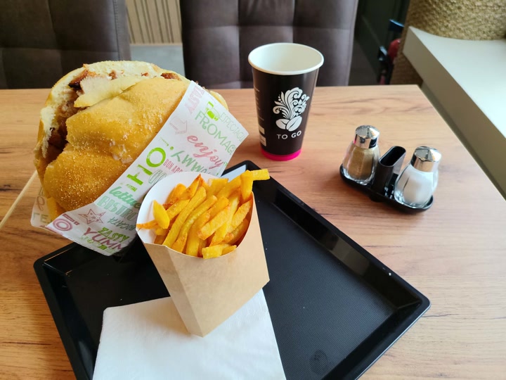 Menu Kebab : sandwich kebab, frites et boisson