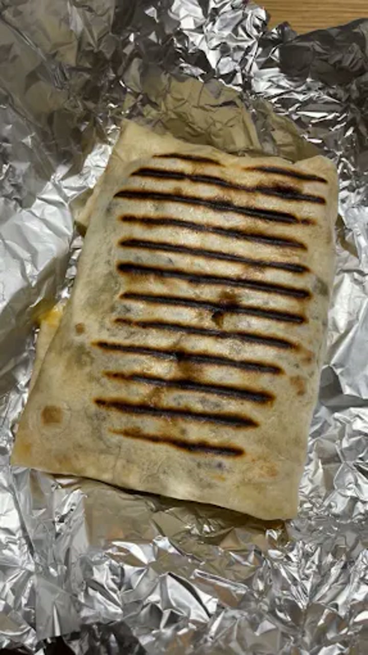 Tacos grillé à la plancha, marqué de stries dorées